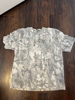 Hollister Men's White and Gray Leaf-Print Short Sleeve Tee